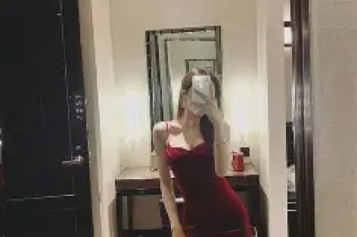 IU与边佑锡在《完美王冠》片场练习华尔兹与吻戏的趣味花絮！